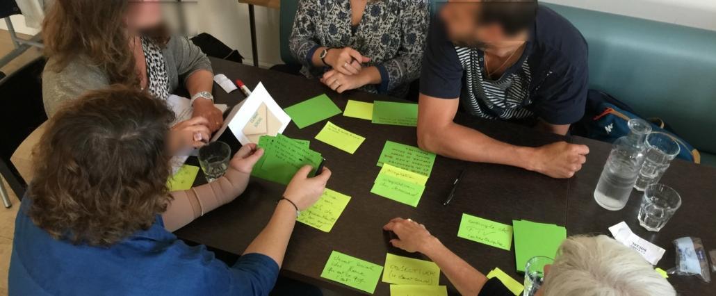 Jeu de l'enveloppe pour partager les idées dans un groupe de travail