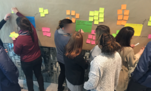 Groupe de personnes en train de jouer en entreprise